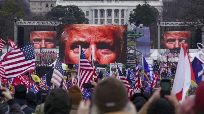 Angriff aufs Kapitol: Blick des Tyrannen: Trump-Anhänger schauen auf Videoleinwände, auf denen der Noch-Präsident zu sehen ist.