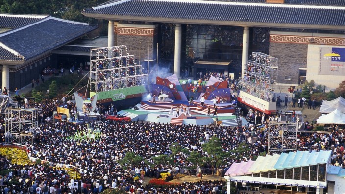 Kunstausstellung in Südkorea: Im Andenken an den Studentenaufstand gegen die südkoreanische Militärdiktatur gegründet: Die Eröffnungszeremonie der ersten Biennale von Gwangju Biennal 1995.