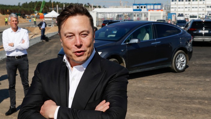Tesla: Tesla-CEO Elon Musk im September 2020 auf dem Baugelände der neuen Fabrik in Grünheide.