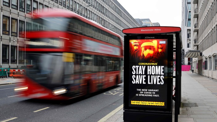SZ Espresso: "Bleibt daheim, rettet Leben" fordert diese Anzeige in London. Hier hat der Bürgermeister nun eine "Großlage" ausgerufen.