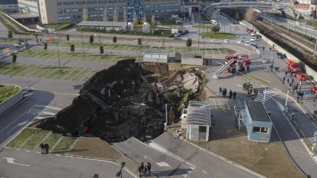 Naples, a huge chasm this morning in the parking area of the Sea Hospital in Ponticelli, the Covid residence is evacuat