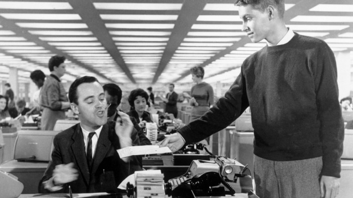 Wirtschaft und Corona-Krise: Da war die Luft noch rein (abgesehen vom Rauch): So wie Jack Lemmon als C. C. Baxter 1960 im Großraumbüro einer Versicherung - in Billy Wilders Komödie "Das Appartement" - will man zurzeit lieber nicht arbeiten.