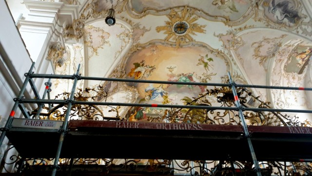Maria Thalheim: Mit der Restaurierung des eisernen Gitters wurde die Restauratorin Juliane Wentzel von der Firma Preis & Preis aus Regensburg betraut. Es war ursprünglich grün.