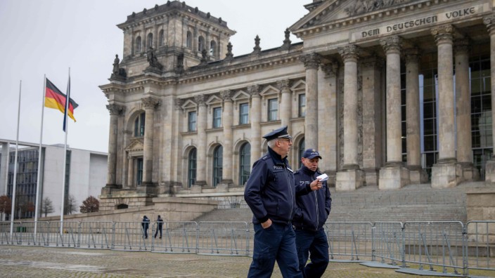 Nach Sturm auf das US-Kapitol: Berlin am 7. Januar, dem Tag nach dem Sturm auf das US-Kapitol: Polizisten prüfen die Absperrungen und Sicherheitsmaßnahmen am Reichtstagsgebäude.