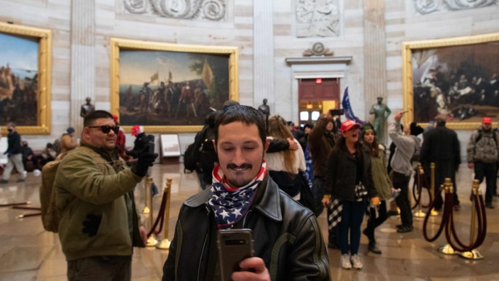 Selfies und Likes: Touristen, die sich ein paar Sehenswürdigkeiten in der Hauptstadt anschauen?
