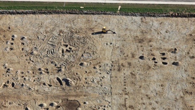 Luftaufnahme von den archäologischen Grabungen bei Poing