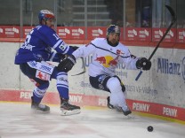 (v.l.n.r.) Maximilian Hadraschek (Schwenninger Wild Wings) Yannic Seidenberg (Red Bull Muenchen) GER, Eishockey, DEL, Sc; Eishockey