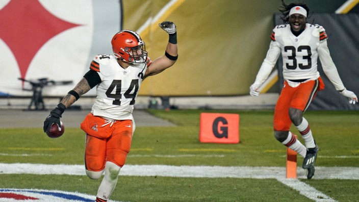 Browns in den NFL-Playoffs: Sione Takitaki (Nummer 44), feiert, weil er einen Pass von Pittsburgh-Quarterback Ben Roethlisberger abgefangen hat.