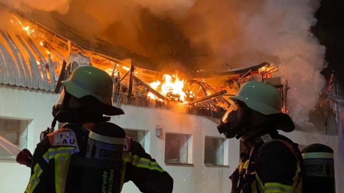 Taufkirchen: Raub der Flammen: Eine Scheune ist in Potzham niedergebrannt.