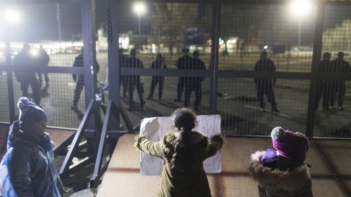 Ungarn: Drang in die EU: Kinder von Migranten versammeln sich im Februar an der Grenze zwischen Serbien und Ungarn.