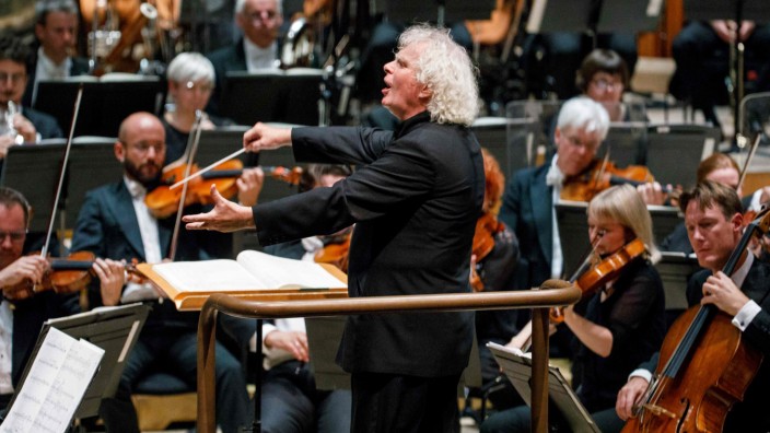 München heute: Der neue Chefdirigent des BR-Symphonieorchesters: Sir Simon Rattle bei einem Konzert des London Symphony Orchestra.