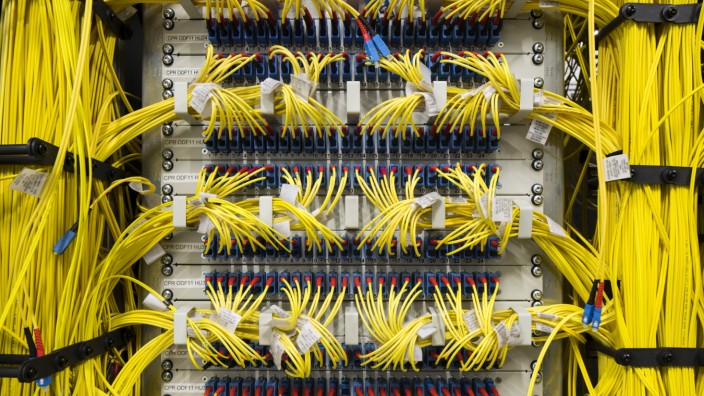 Neues Netz-Protokoll Quic: Hier sausen die Daten: Am Frankfurter Internetknoten Decix werden viele Einzelnetze des Internets über Glasfaser miteinander verbunden.