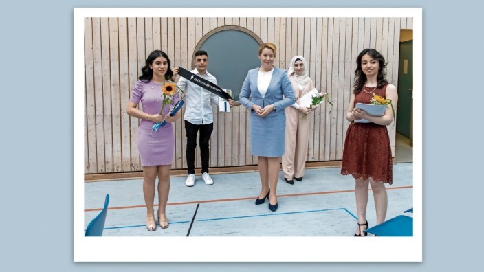 Integration: Wir schaffen das: Ministerin Franziska Giffey mit Einser-Abiturienten, in der hinteren Reihe rechts Sedra Al Tarris.