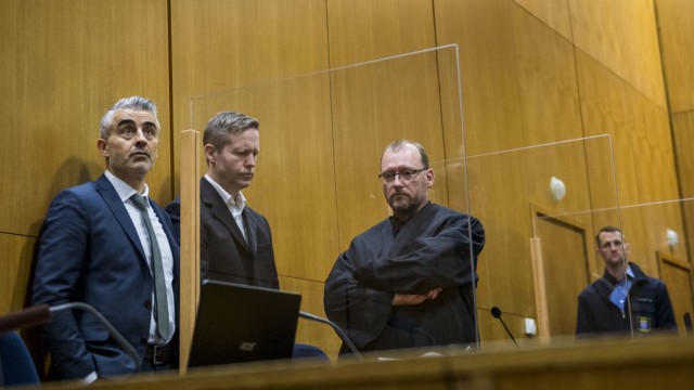 2019: 12.01.2021: Frankfurt/Main: Der Hauptangeklagte Stephan Ernst (2.v.l) steht zwischen seinen Anwälten im Oberlandesgericht. Am 28. Januar 2021 wird der Rechtsterrorist wegen des Mordes an Walter Lübcke zu lebenslanger Haft verurteilt.