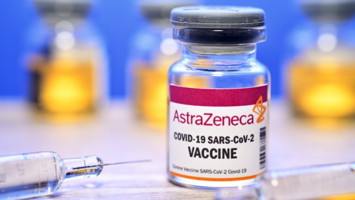 Injektionsflasche mit Impfspritzen, Corona-Impfstoff von AstraZeneca, Symbolfoto *** Injection bottle with vaccine syri