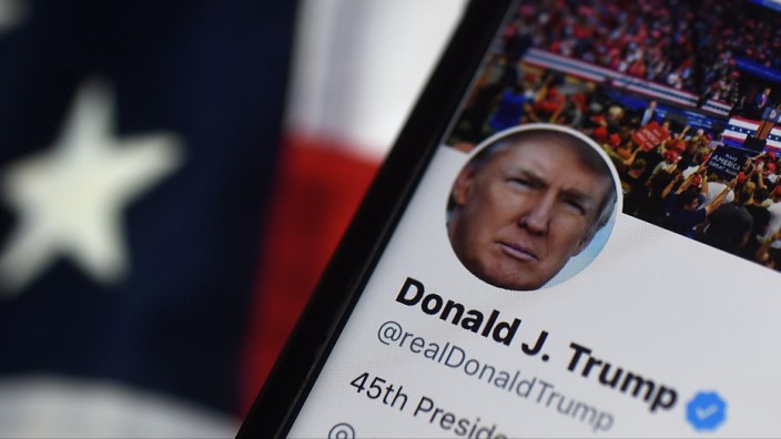 Soziale Medien: Alleinunterhalter in Sachen Macht und Herrlichkeit: Demokratien erleben eine Kommunikationskrise, das macht die Sperrung von Donald Trumps Twitterkonto deutlich.