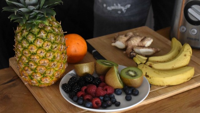 Gesunde Ernährung: Vor allem benötigt man für die Shakes viel frisches Obst wie Ananas, Bananen, Kiwis und Orangen und einen leistungsstarken Mixer, der alles zerkleinert.