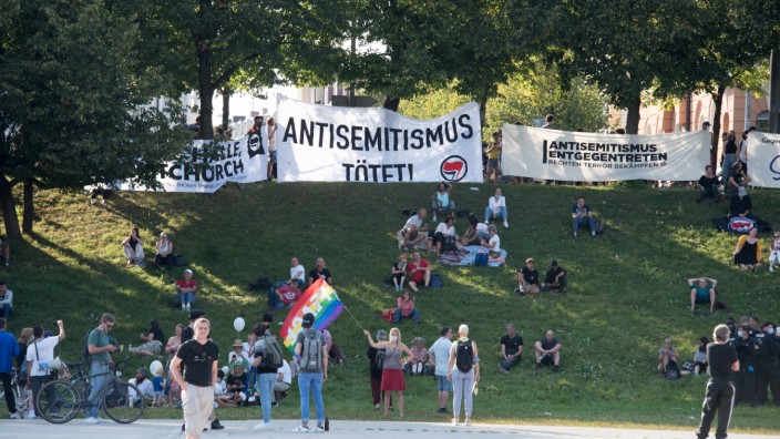 Antisemitismus in München: Gegendemonstranten warnen am Rand einer "Querdenken"-Kundgebung im September auf der Theresienwiese.