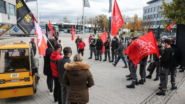 Aufhebung der Jobgarantie: ährend eines Werksbesuchs von Wirtschaftsminister Hubert Aiwanger Ende Oktober protestierten junge MAN-Mitarbeiter gegen die Pläne des Konzerns, Arbeitsplätze nach Polen zu verlagern.