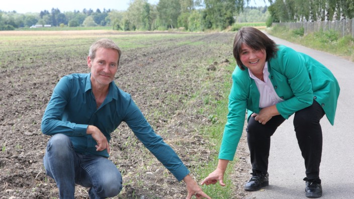 Oberschleißheim: Ausgereizt: Die Grünen Claudia Köhler und Markus Büchler kritisieren die intensive Landwirtschaft.