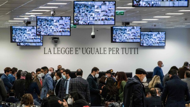The Political Book: Major Trial: Ein Gerichtssaal in Lamezia Terme, in dem der Prozess gegen 'Ndrangheta-Mitglieder im Jahr 2021 beginnen sollte.