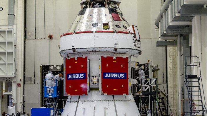 Raumfahrt: Airbus hat sein erstes Versorgungsmodul ESM im Dezember offiziell an die Raumfahrtagentur Nasa übergeben. Am Startplatz in Cape Canaveral/Florida haben es Techniker und Ingenieure mit dem oberen Crewmodul verbunden. Der erste Start zum Mond ist für das vierte Quartal 2021 vorgesehen - aber ohne Astronauten.