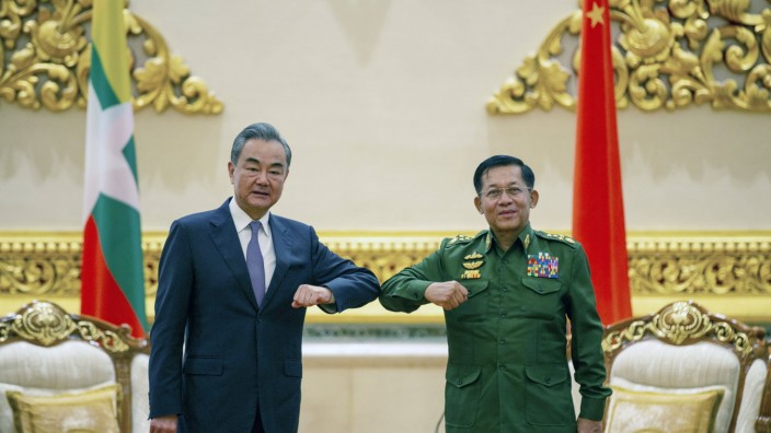 (210112) -- NAY PYI TAW, Jan. 12, 2021 -- Chinese State Councilor and Foreign Minister Wang Yi (L) meets with Myanmar s