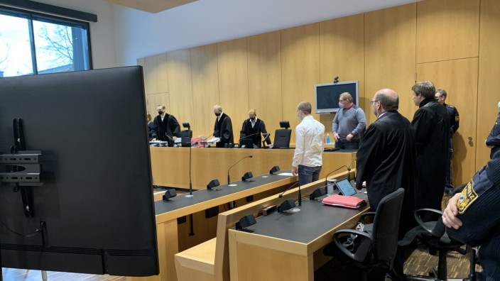 Prozess in Augsburg: Der 24 Jahre alte Sascha K. (im weißen Hemd) macht zum Prozessauftakt ausschließlich Angaben zu seiner Person.