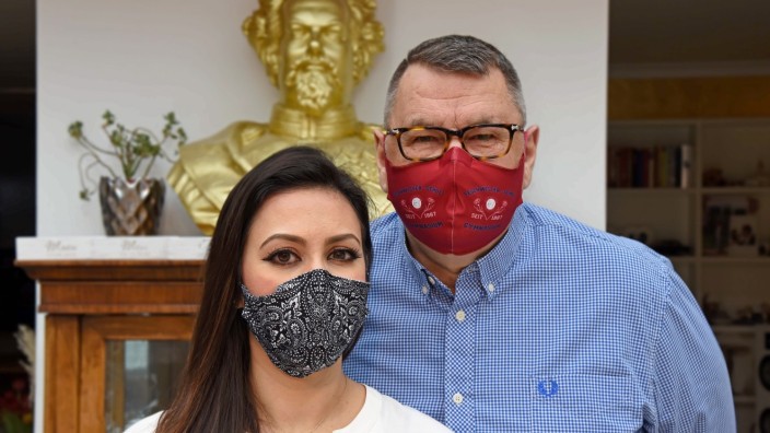 Mehrwegmasken: Norbert und Fatima Metzen präsentieren ihre Masken. Sie haben ein Fach für ein Vließ und können mehrfach verwendet werden.