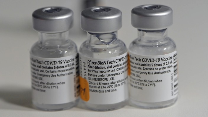 Corona-Pandemie: Schon das Etikett macht deutlich: Auch beim Impfstoff von Biontech und Pfizer handelt es sich um ein Gemeinschaftswerk