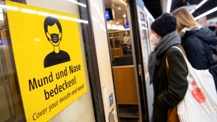 Öffentlicher Nahverkehr: Im öffentlichen Nahverkehr in Bayern muss von Samstag an keine Mund-Nase-Bedeckung mehr getragen werden.