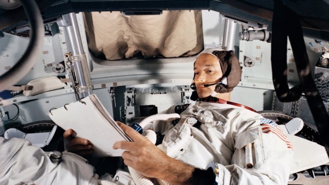 Zwei neue Bücher über die neue Faszination des Weltraums: Was es alles zu bedenken gibt: Der Mondumkreiser Michael Collins im Apollo 11-Simulator.