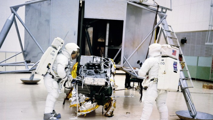 Zwei neue Bücher über die neue Faszination des Weltraums: "Das Universum ist bodenlos": Vorbereitungen zur Apollo-11-Mission.