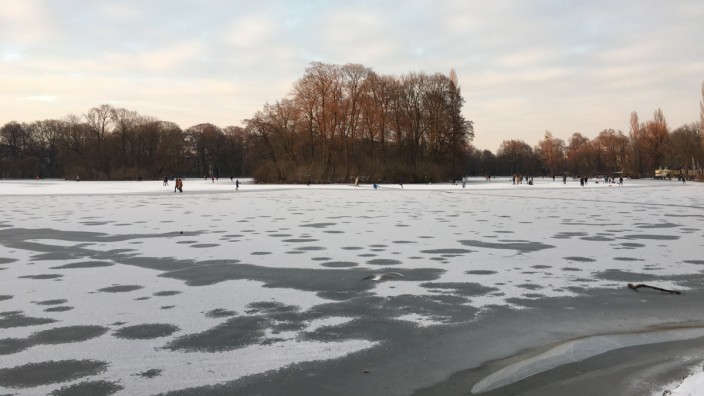 Englischer Garten: Menschen wandern über den zugefrorenen Großhesseloher See in München.
