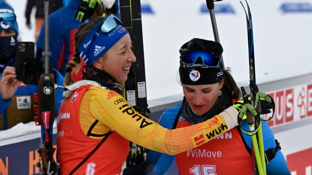 Biathlon in Oberhof: Franziska Preuß (li.): Umarmung nach einem harten Zweikampf mit der Siegerin Julia Simon.