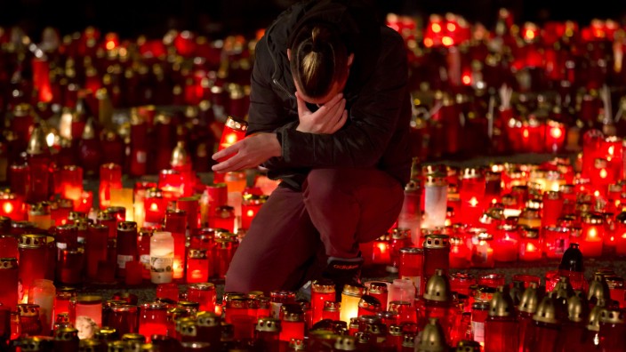 Oscar-Kandidat "Kollektiv": Ein Kerzenmeer der Trauer nach dem katastrophalen Brand des Clubs Colectiv in Bukarest 2015, mit dem der Film "Colectiv" beginnt.