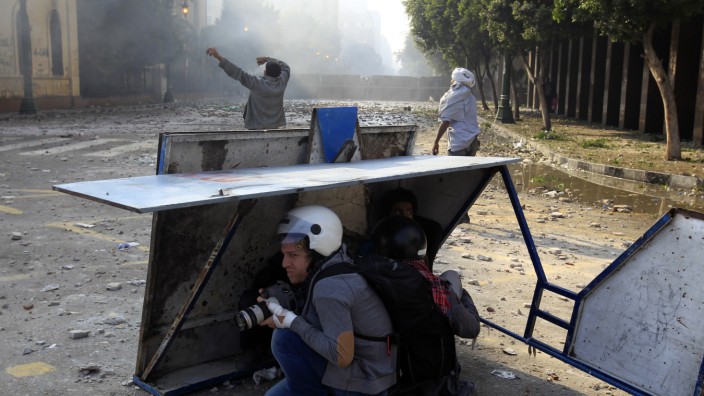 ARD-Fernsehkorrespondent Jörg Armbruster: Demonstrationen in Kairo 2011 - Fotografen suchen Schutz .
