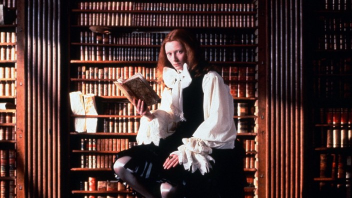Luka Holmegaard: "Look": Wo genau wird mittels Stoff, Schnitt und Look das Geschlecht verortet? Tilda Swinton 1993 als Orlando in Sally Potters Verfilmung von Virginia Woolfs Roman "Orlando".