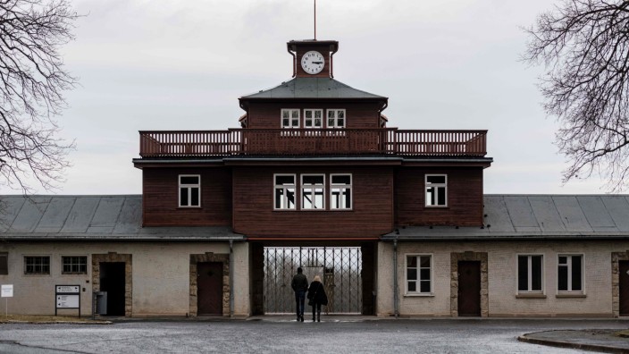 Gedenkstätte Buchenwald: Der Eingang der Gedenkstätte Buchenwald. Zwischen 1937 und 1945 ermordeten die Nazis hinter diesen Mauern mehrere Zehntausend Menschen.