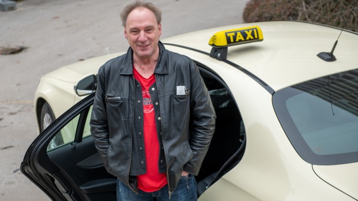 Taxis in München: Franz Daumer hängt an seinem Job. Seit 2004 chauffiert er als Taxifahrer Menschen durch die Stadt. "Es gibt keinen freieren Beruf", sagt er.