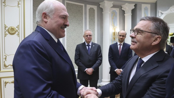 IIHF: Der belarussische Machthaber Alexander Lukaschenko und IIHF-Präsident René Fasel (von links) bei einem Treffen vor einer Woche.