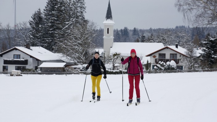 Freizeit: Nach den neuerlichen Schneefällen ist Langlauf auch im nördlicheren Alpenvorland möglich: Zum Beispiel auf der Loipe in Walchstadt.