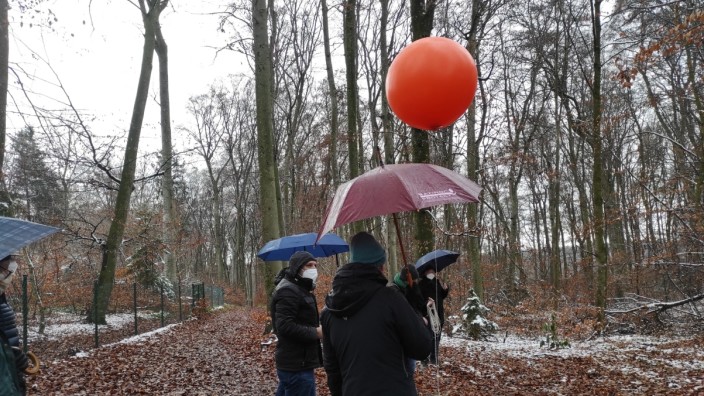 Digitalisierung: Standortsuche: Die Weßlinger setzen Ballone ein, um den idealen Platz für einen Mobilfunkmasten zu finden.