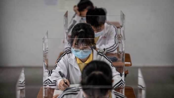 Bildschirme und Homeschooling: Schülerinnen in Wuhan kurz nach Ende des ersten Lockdowns.