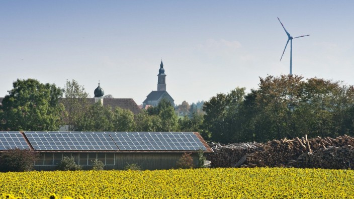 Energieversorgung in Ebersberg: So wie hier könnte die Zukunft aussehen: Mit Sonne, Wind und Energiepflanzen kann der Landkreis von Öl, Kohle, Erdgas und Uran unabhängig werden.