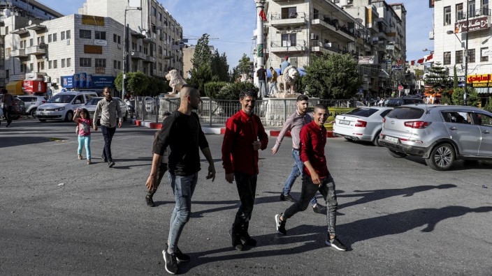 Palästinensergebiete: Straßenszene in Ramallah: Fast die Hälfte der jährlich rund 40 000 palästinensischen Hochschulabsolventen findet derzeit keinen Arbeitsplatz.