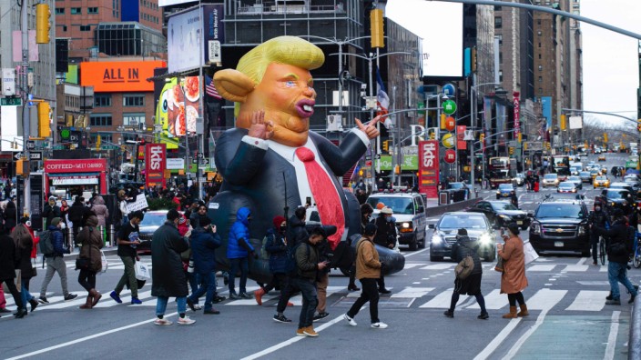 Ex-US-Präsident: Wer Zwietracht sät, wird Geld ernten? Proteste am New Yorker Times Square Anfang Januar gegen Donald Trump.