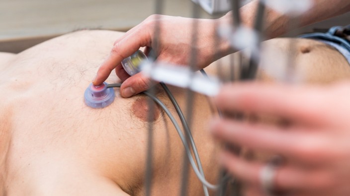 EKG Untersuchung bei einem Arzt, anlegen einer Elektrode Deutschland *** ECG examination by a doctor, application of an