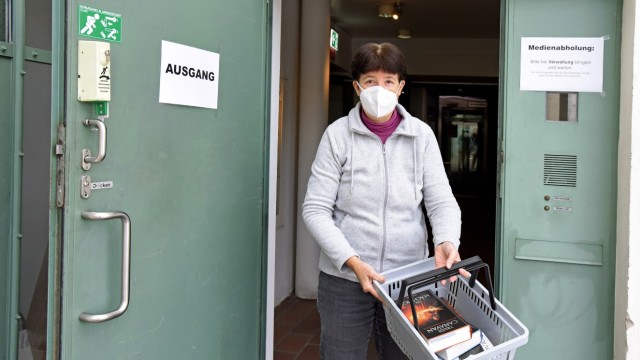 Fürstenfeldbruck: Die Stadtbücherei Fürstenfeldbruck versorgt ihre Kunden wieder mit Medien. Mitarbeiterin Sabine Malta stellt einen Korb mit Büchern vor die Tür.