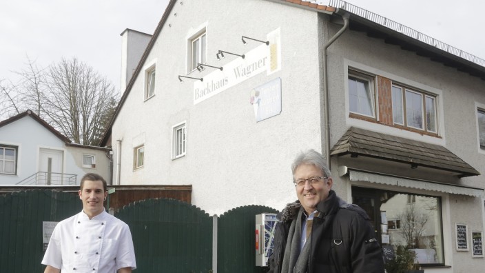 Ausblick auf das Jahr 2021 in Haag: Thomas Günther (links) hat die Bäckerei Wagner in Haag von der Gemeinde gepachtet und führt den Betrieb dort fort - sehr zur Freude von Bürgermeister Anton Geier (rechts).